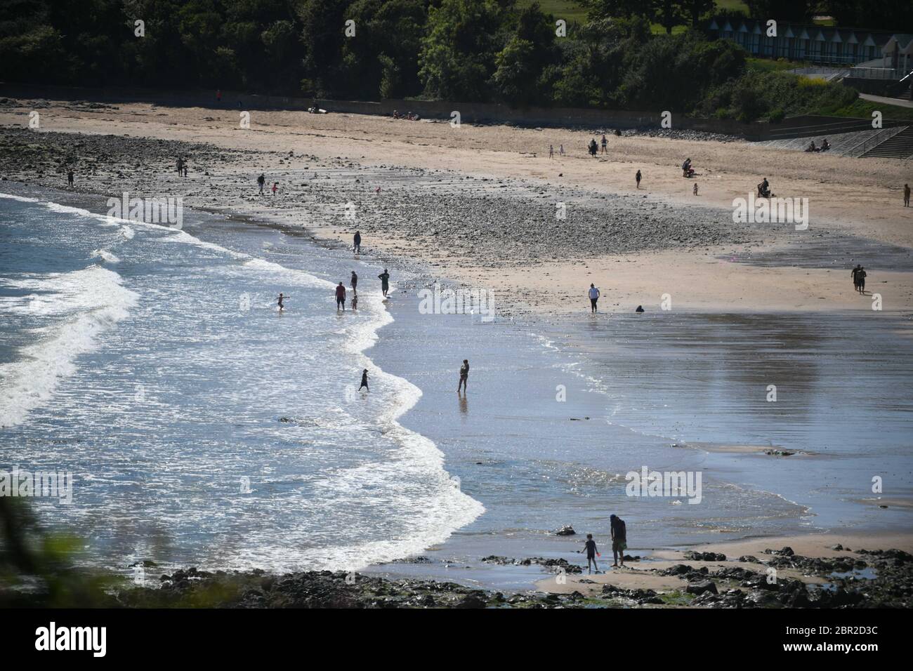 Swansea, Großbritannien. Mai 2020. UK Wetter : Menschen im Meer in der Langland Bay auf Gower, Swansea an dem heißesten Tag des Jahres bisher. Trotz der Lockdown Bedingungen, wegen der Coronavirus Pandemie, Briten in der ganzen Nation raus, um das warme Wetter zu genießen. Quelle: Robert Melen/Alamy Live News Stockfoto