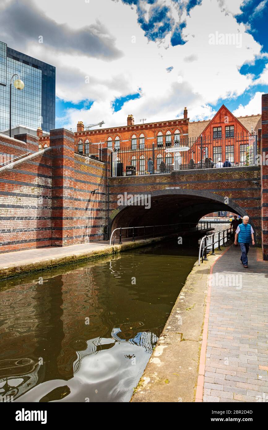 Ein Blick auf den Broad Street Tunnel, auch Black Sabbath Bridge genannt, auf der Birmingham Canal Old Line, West Midlands, Großbritannien Stockfoto