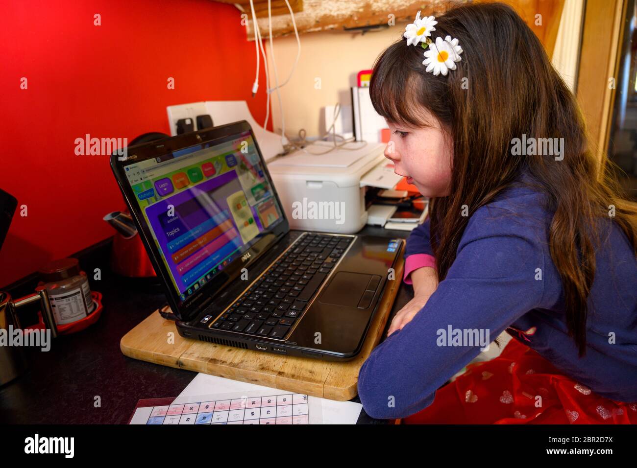 8-jährige Mädchen zu Hause Schulbildung aufgrund der Coronavirus Sperrung 2020 Stockfoto