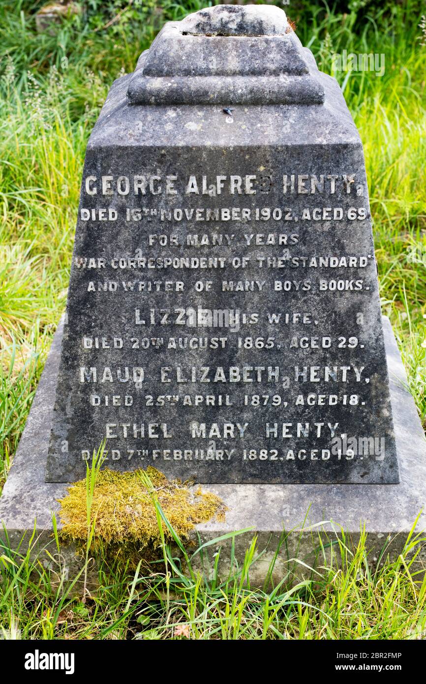 Grabstein von George Alfred Henty (G.A. Henty) auf dem Brompton Cemetery, Old Brompton Road, London, Großbritannien; einer der prachtvollen Seven London Friedhöfe Stockfoto