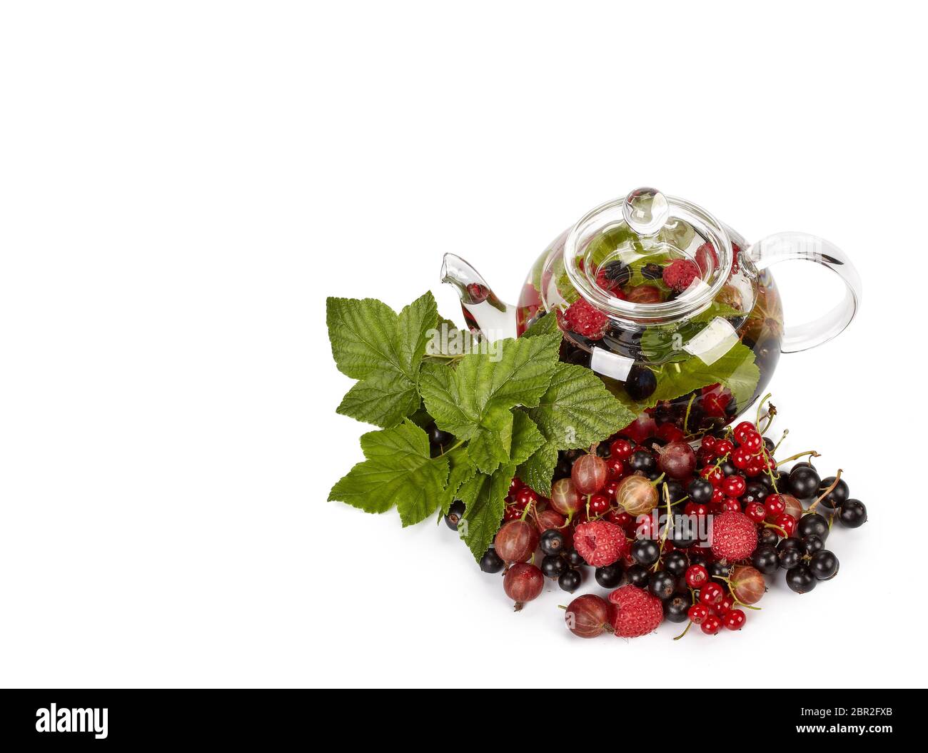 Teekanne mit Obst, Kaffee und grüne Blätter auf weißem Hintergrund Stockfoto