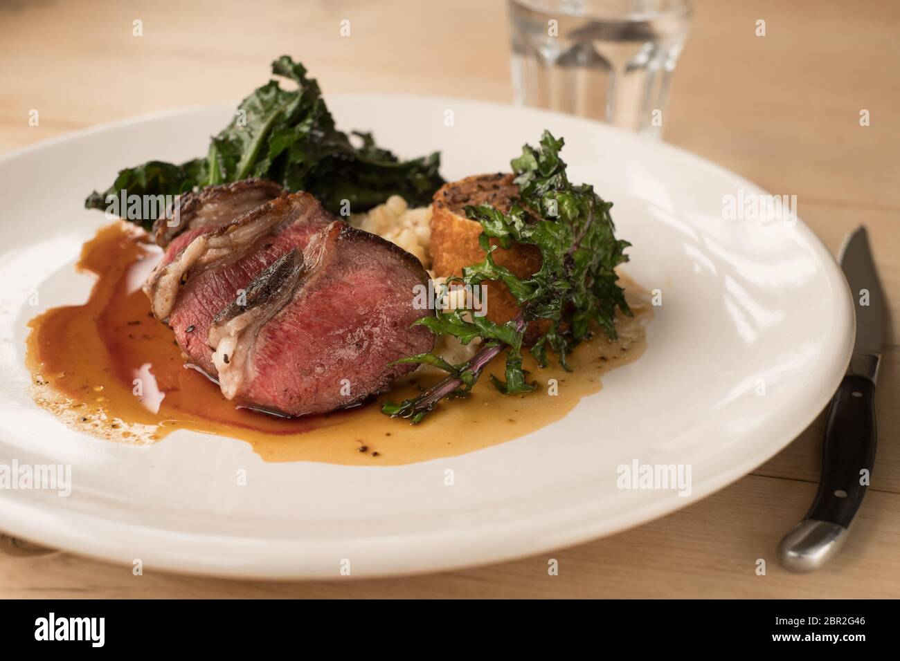 Kotelett von geröstetem Texellamm mit Sellerie-Püree und Grünkohl Stockfoto