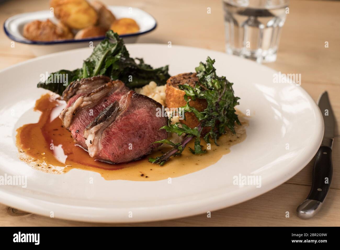 Kotelett von geröstetem Texellamm mit Sellerie-Püree und Grünkohl Stockfoto