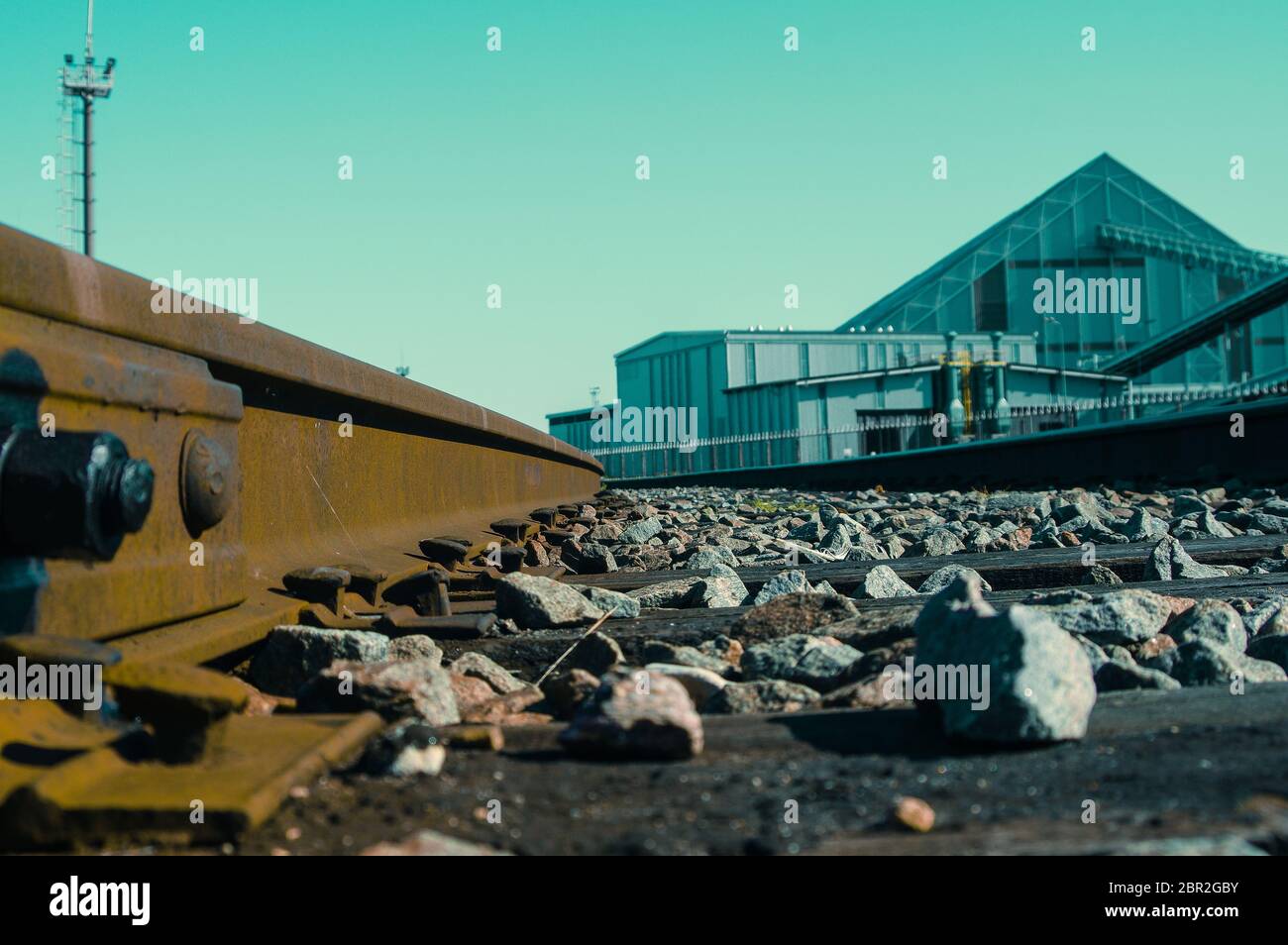 Eisenbahn in einem Industriegebiet. Train liefert Öl oder Gas