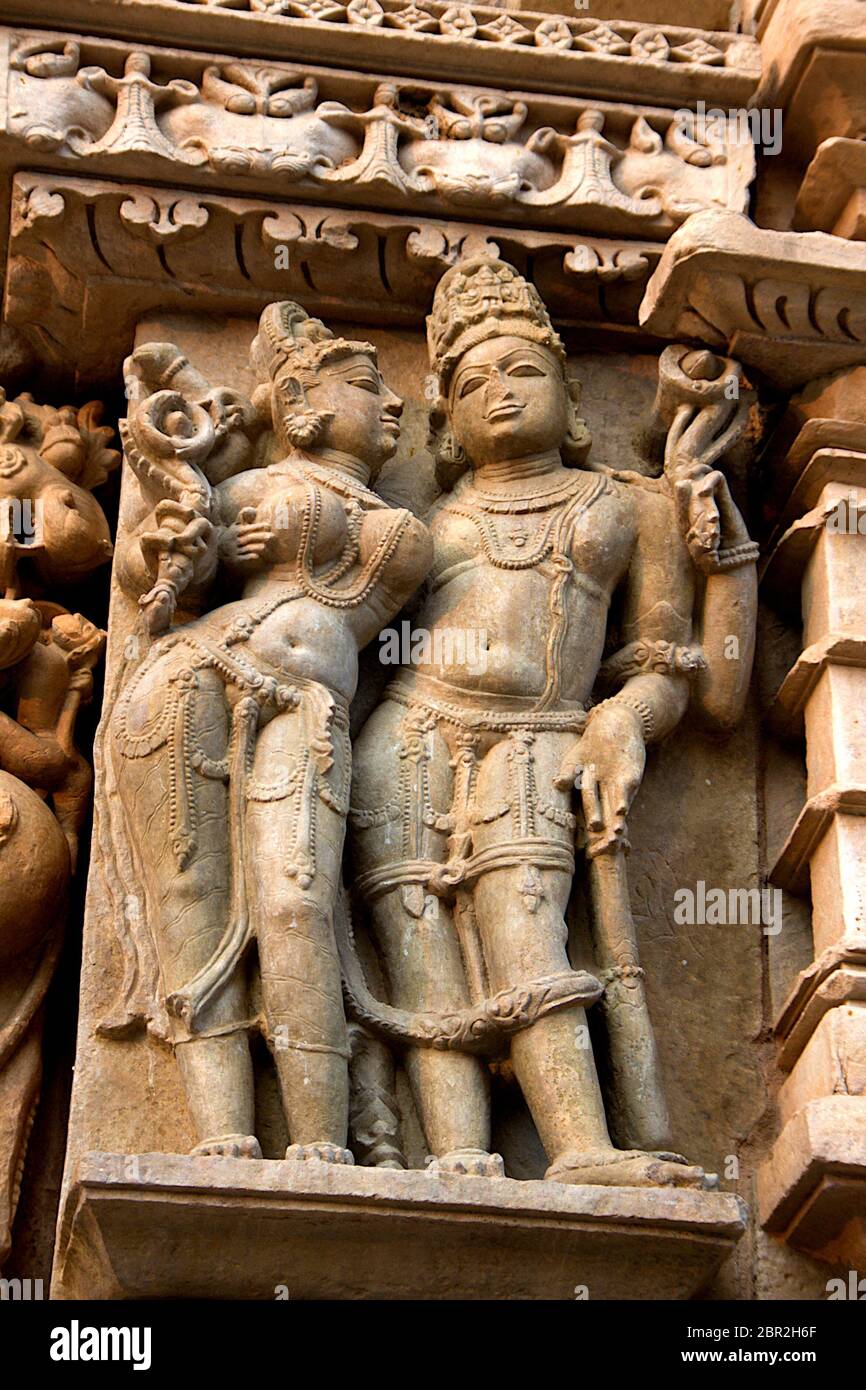 In der Nähe der Skulptur von Paar an parshvanath Jain Tempel von Khajuraho in Madhya Pradesh, Indien, Asien Stockfoto