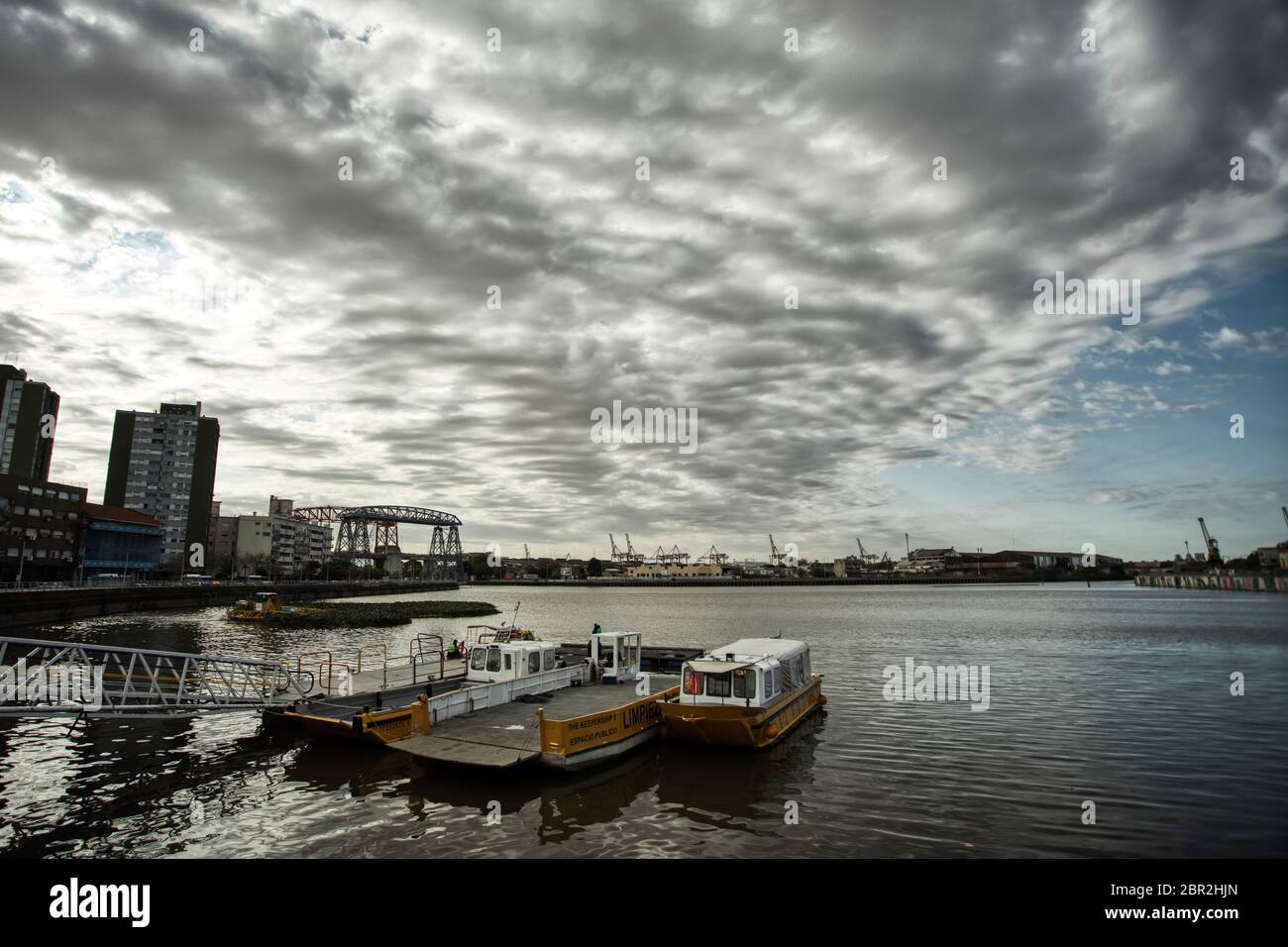 Buenos Aires, Argentinien - 20. Mai 2020: Caminito Touristenstadt und riachuelo Flussblick völlig leer wegen Sperrquarantäne in La Boca, Buenos Air Stockfoto