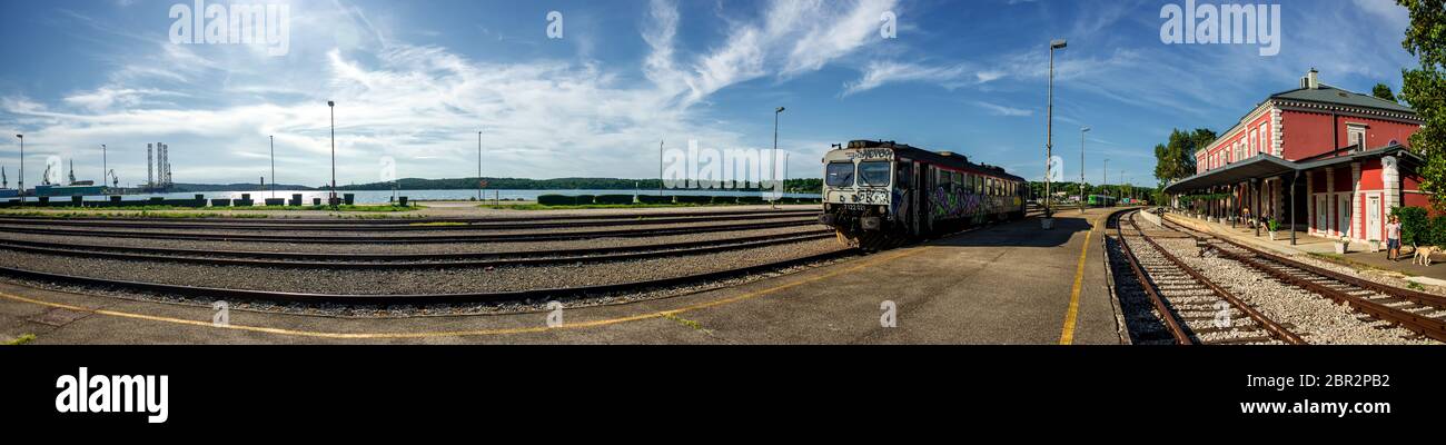 Panoramablick auf den alten Bahnhof in Pula, Istrien Stockfoto