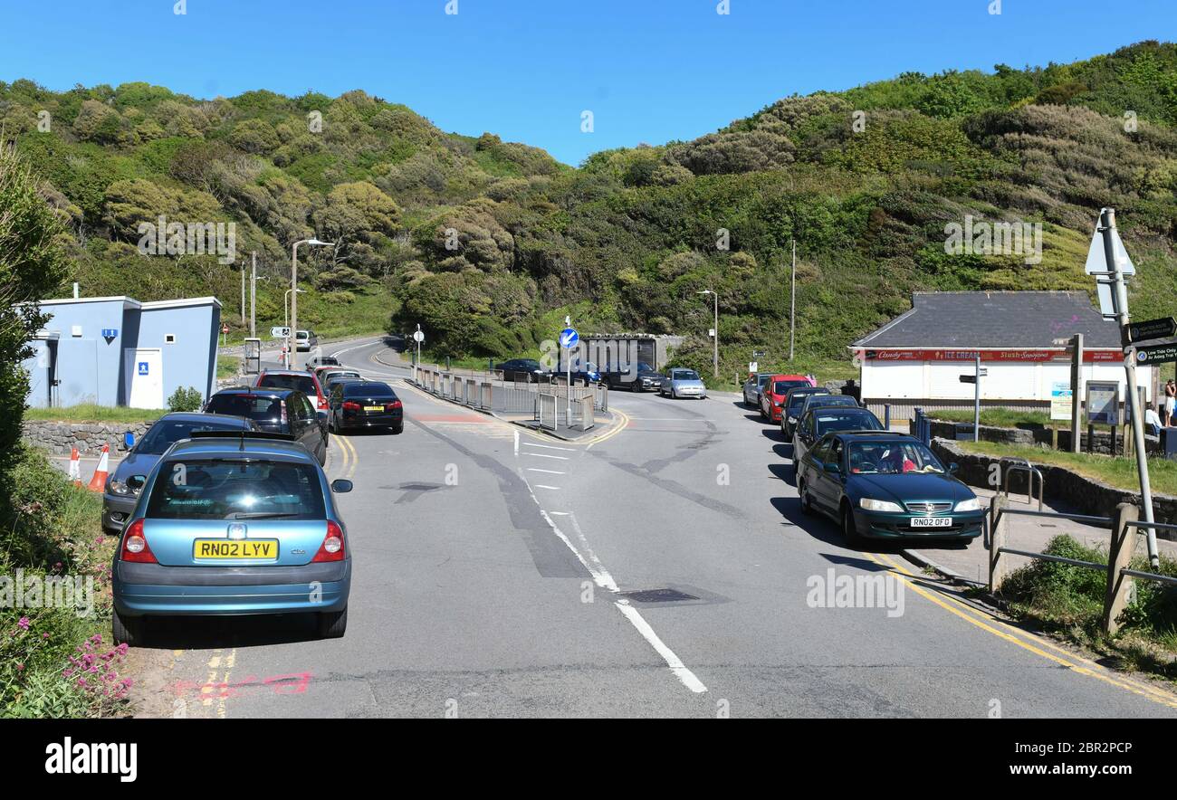 Swansea, Großbritannien. Mai 2020. Trotz der Parkplätze und Einrichtungen in Caswell Bay an der Gower Coast in der Nähe von Swansea strömten die Menschen in ihre Autos, um den heißesten Tag des Jahres am Strand zu genießen, als die Temperaturen in ganz Großbritannien stiegen. Caswell Bay ist einer der beliebtesten Strände in Wale und wurde bis heute von den Einheimischen verlassen. Quelle: Robert Melen/Alamy Live News Stockfoto