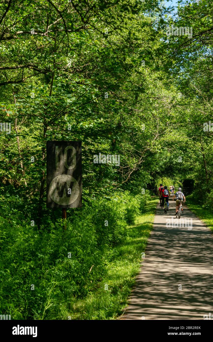 Altes Bahnschild auf einer ehemaligen Bahnlinie, die heute Teil der nationalen Radroute 4 ist Stockfoto