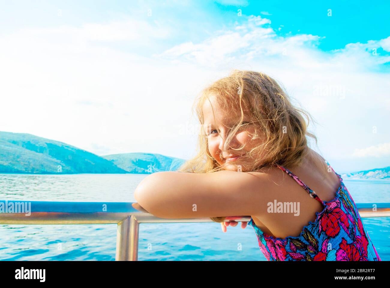 Junges Mädchen an Deck des Schiffes, genießen Sie einen Kreuzfahrtschiff Urlaub. Kroatien, Rab. Stockfoto