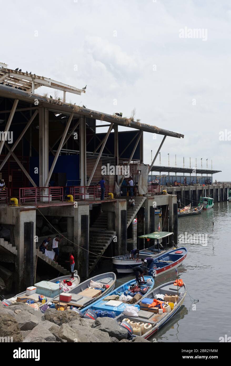 Boote vor dem Fischmarkt in Panama City, Panama Stockfoto