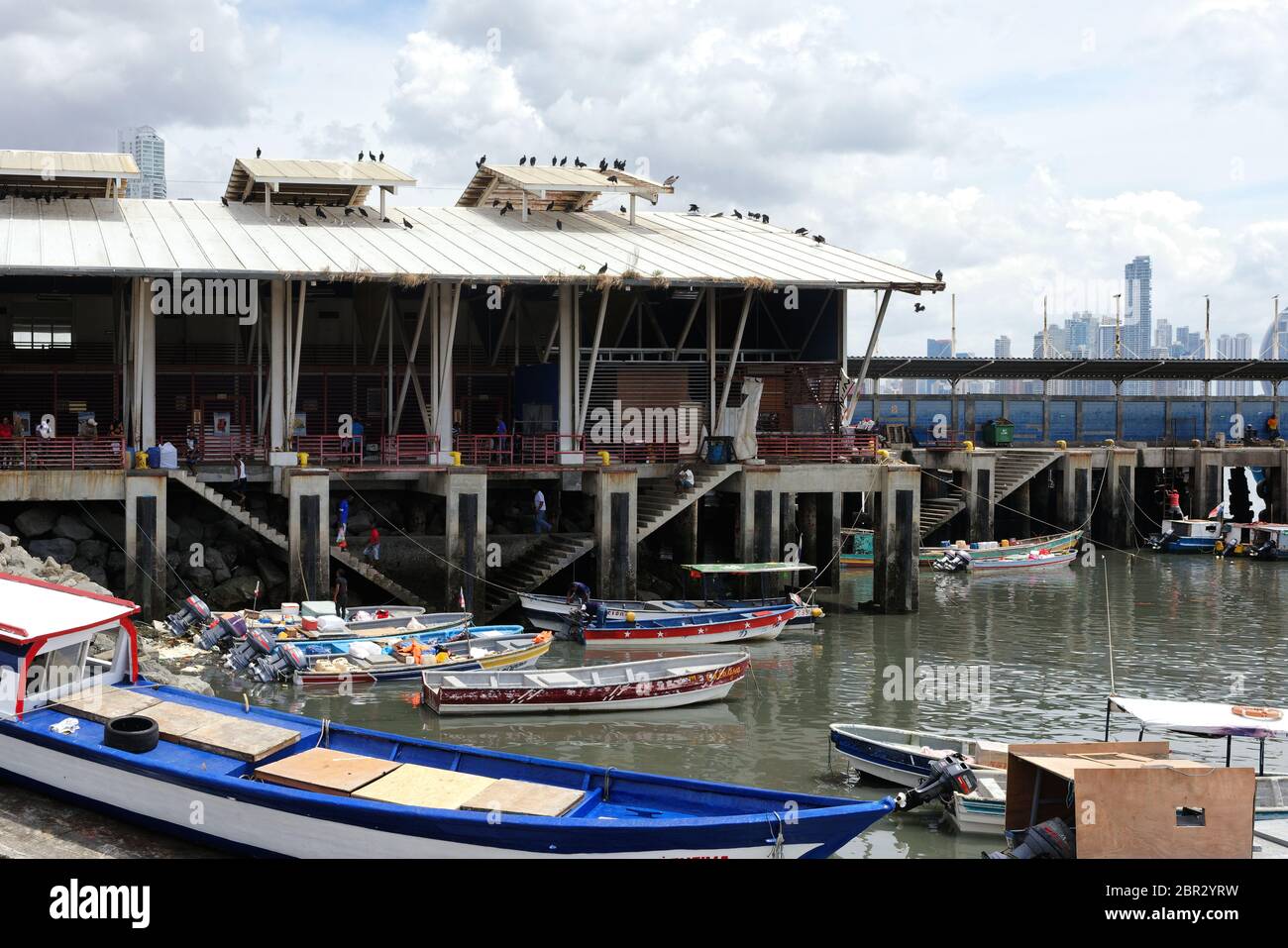 Boote vor dem Fischmarkt in Panama City, Panama Stockfoto