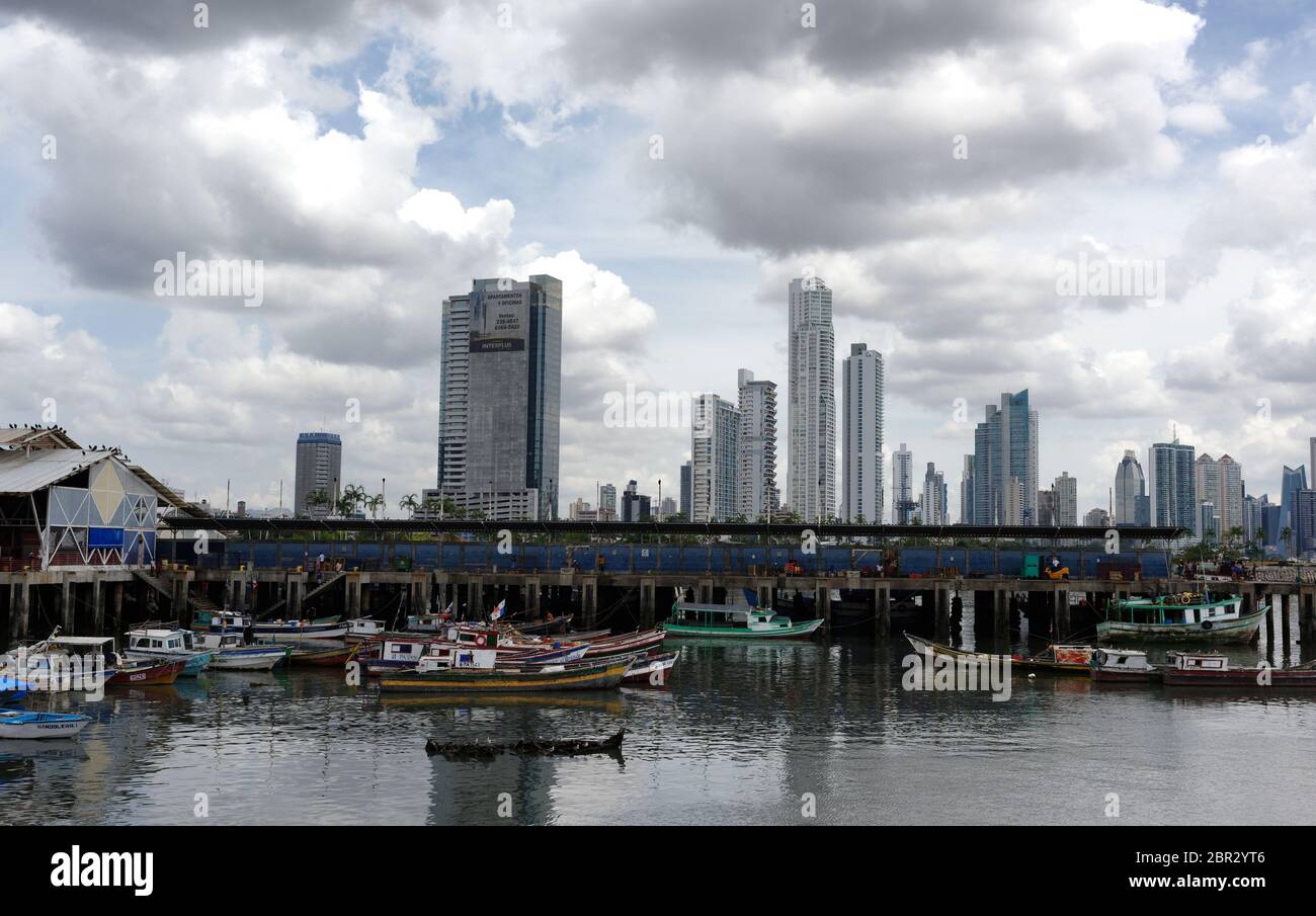 Die Skyline von Panama City hinter den Fischerdocks, Panama, Mittelamerika Stockfoto