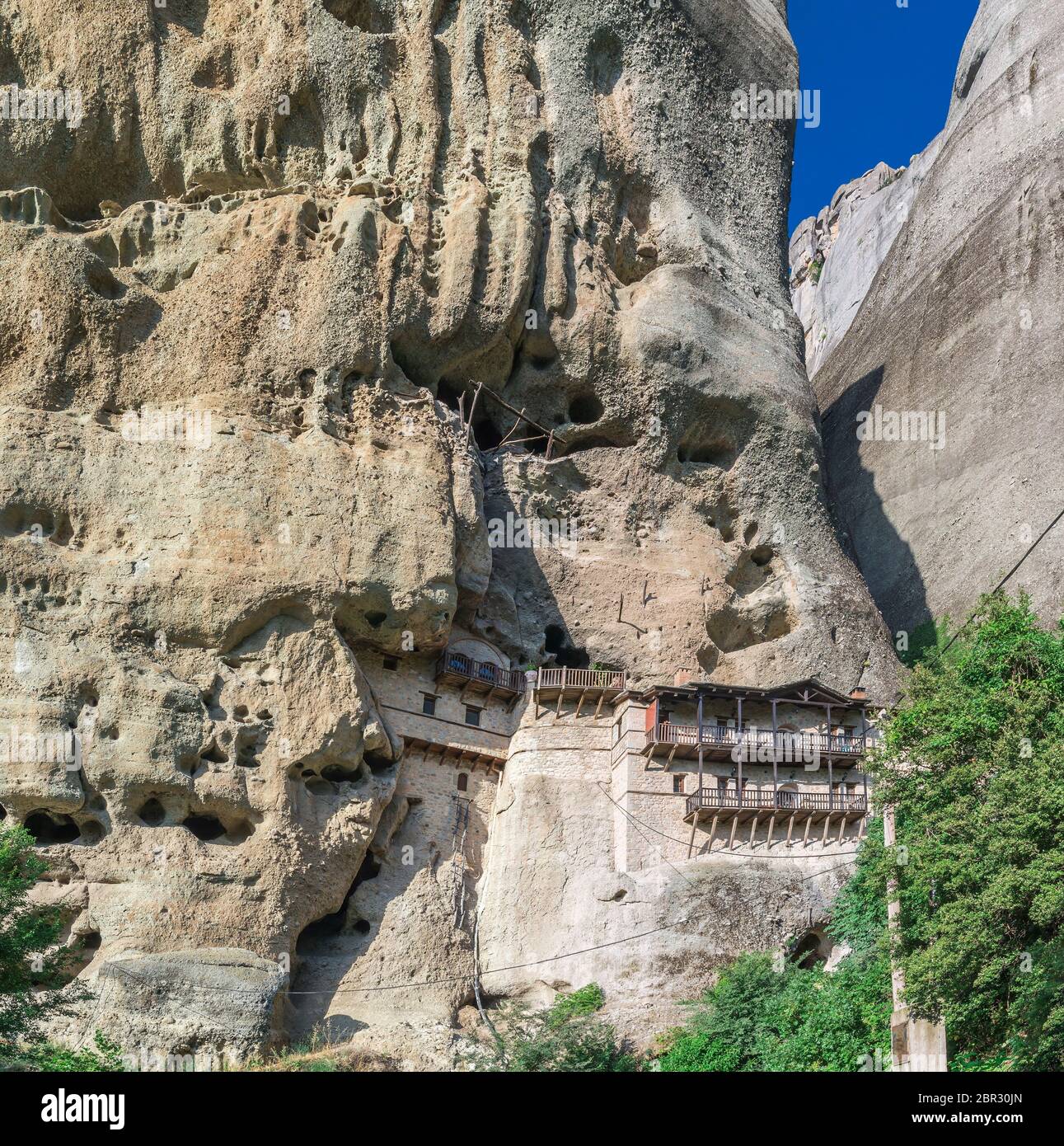 Klösterliche Höhle Einsiedler Mönche Häuser und Felsformation in Meteora in der Nähe von Trikala, Griechenland. Stockfoto