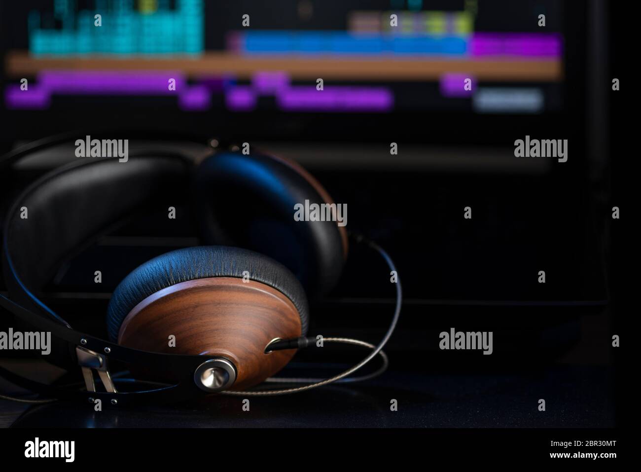 HiFi-Kopfhörer und Computer in einem Home-Studio Audio-Aufnahme und Produktion Stockfoto