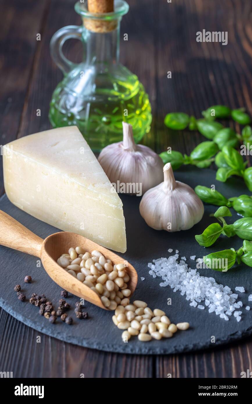 Zutaten für Pesto auf den schwarzen Stein board Stockfoto