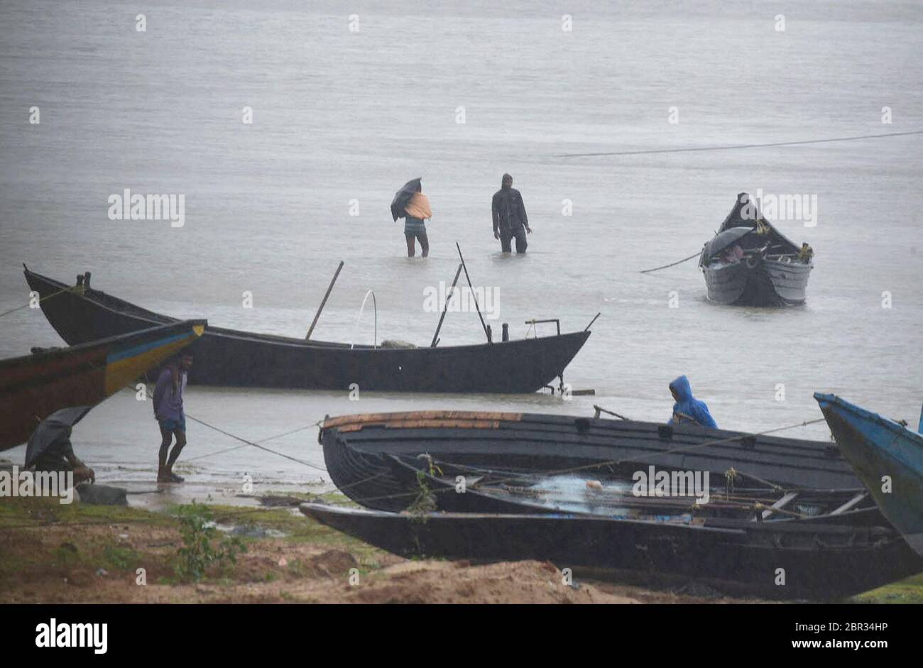 Balasore, Indien. Mai 2020. Fischer versuchen, ihre Fischerboote am Talasari-Strand bei starkem Wind und Regen in Balasore, Indien, am 20. Mai 2020 zurückzuziehen. Indien Metrological Department (IMD) Mittwoch sagte Super-Zyklon Amphan hat begonnen, Landfall in der Nähe der Sunderbans im östlichen indischen Staat von West-Bengalen mit einer windgeschwindigkeit von 160 bis 170 km/h going zu 190 km/h als extrem schwere Zyklonsturm. Kredit: Str/Xinhua/Alamy Live News Stockfoto