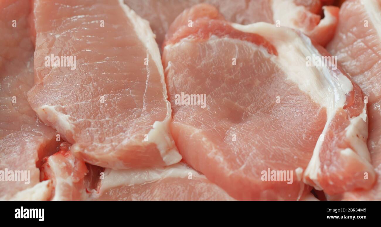 Frisches rohes Schweinefleisch hacken Stockfoto