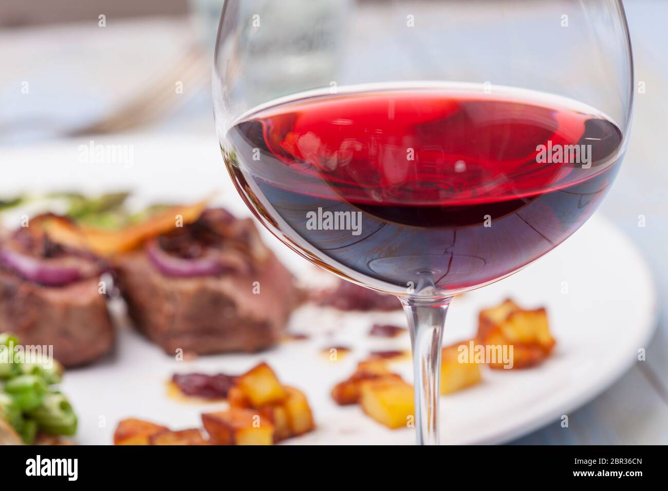 Rotwein und ein Steak Stockfoto