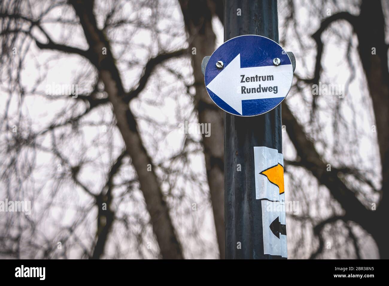 Zentrum Kreisverkehr in deutscher Sprache auf einem kleinen blauen Schild in einem Park Stockfoto