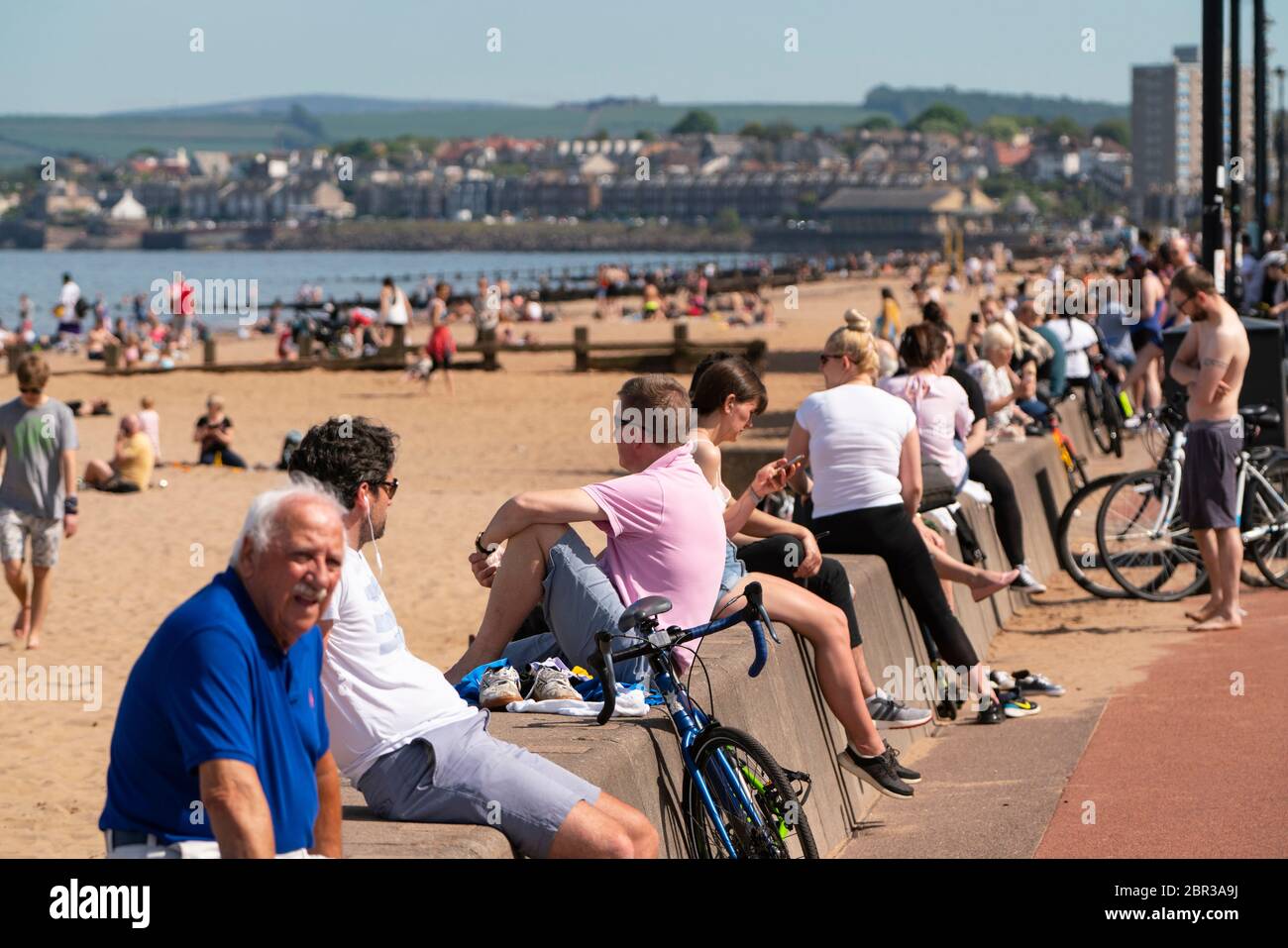 Portobello, Schottland, Großbritannien. 20 Mai 2020. Heißes sonniges Wetter brachte heute große Menschenmengen zum Strand von Portobello. Lockdown Disziplin scheint eine Sache der Vergangenheit mit Familien und Freunden schlagen den Sand. Eine schwerere als normale Polizeipräsenz hatte kaum sichtbare Wirkung, da die Öffentlichkeit nach dem Gehen der Polizei wieder in den Sand zurückkehrte. Iain Masterton/Alamy Live News Stockfoto