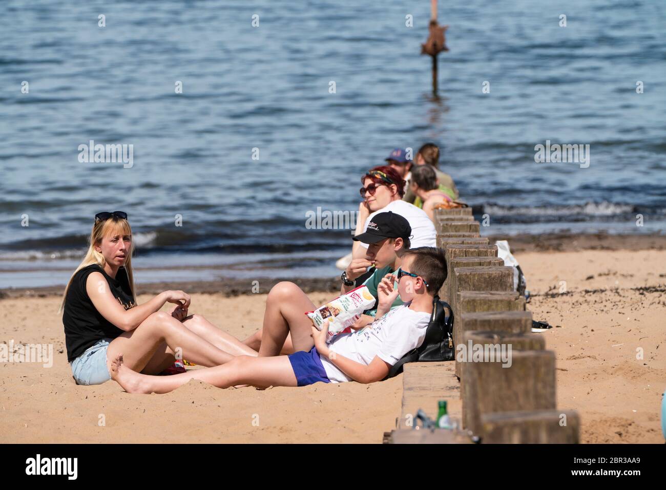 Portobello, Schottland, Großbritannien. 20 Mai 2020. Heißes sonniges Wetter brachte heute große Menschenmengen zum Strand von Portobello. Lockdown Disziplin scheint eine Sache der Vergangenheit mit Familien und Freunden schlagen den Sand. Eine schwerere als normale Polizeipräsenz hatte kaum sichtbare Wirkung, da die Öffentlichkeit nach dem Gehen der Polizei wieder in den Sand zurückkehrte. Iain Masterton/Alamy Live News Stockfoto