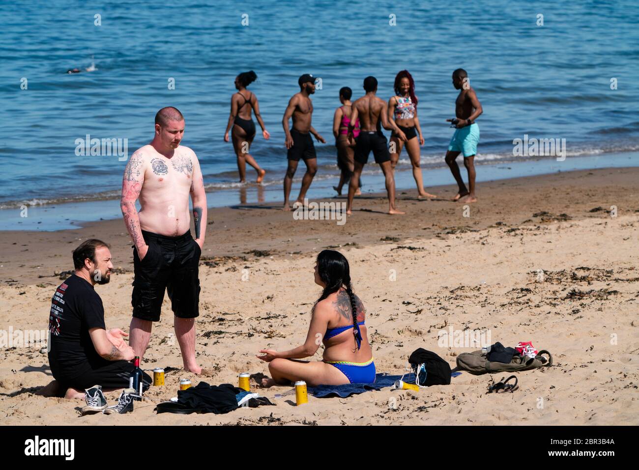 Portobello, Schottland, Großbritannien. 20 Mai 2020. Heißes sonniges Wetter brachte heute große Menschenmengen zum Strand von Portobello. Lockdown Disziplin scheint eine Sache der Vergangenheit mit Familien und Freunden schlagen den Sand. Eine schwerere als normale Polizeipräsenz hatte kaum sichtbare Wirkung, da die Öffentlichkeit nach dem Gehen der Polizei wieder in den Sand zurückkehrte. Iain Masterton/Alamy Live News Stockfoto