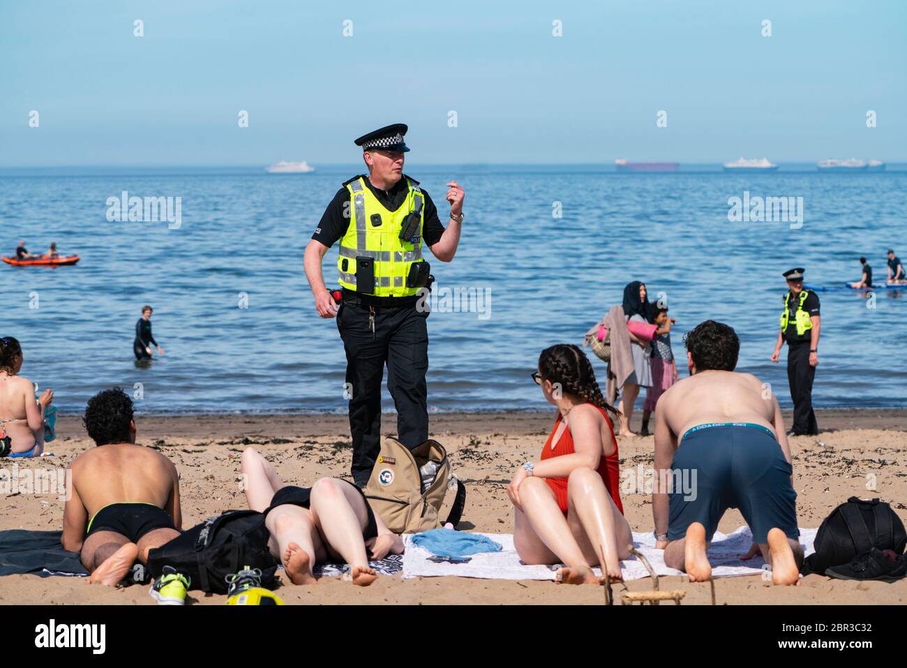 Portobello, Schottland, Großbritannien. 20 Mai 2020. Heißes sonniges Wetter brachte heute große Menschenmengen zum Strand von Portobello. Lockdown Disziplin scheint eine Sache der Vergangenheit mit Familien und Freunden schlagen den Sand. Eine schwerere als normale Polizeipräsenz hatte kaum sichtbare Wirkung, da die Öffentlichkeit nach dem Gehen der Polizei wieder in den Sand zurückkehrte. Iain Masterton/Alamy Live News Stockfoto