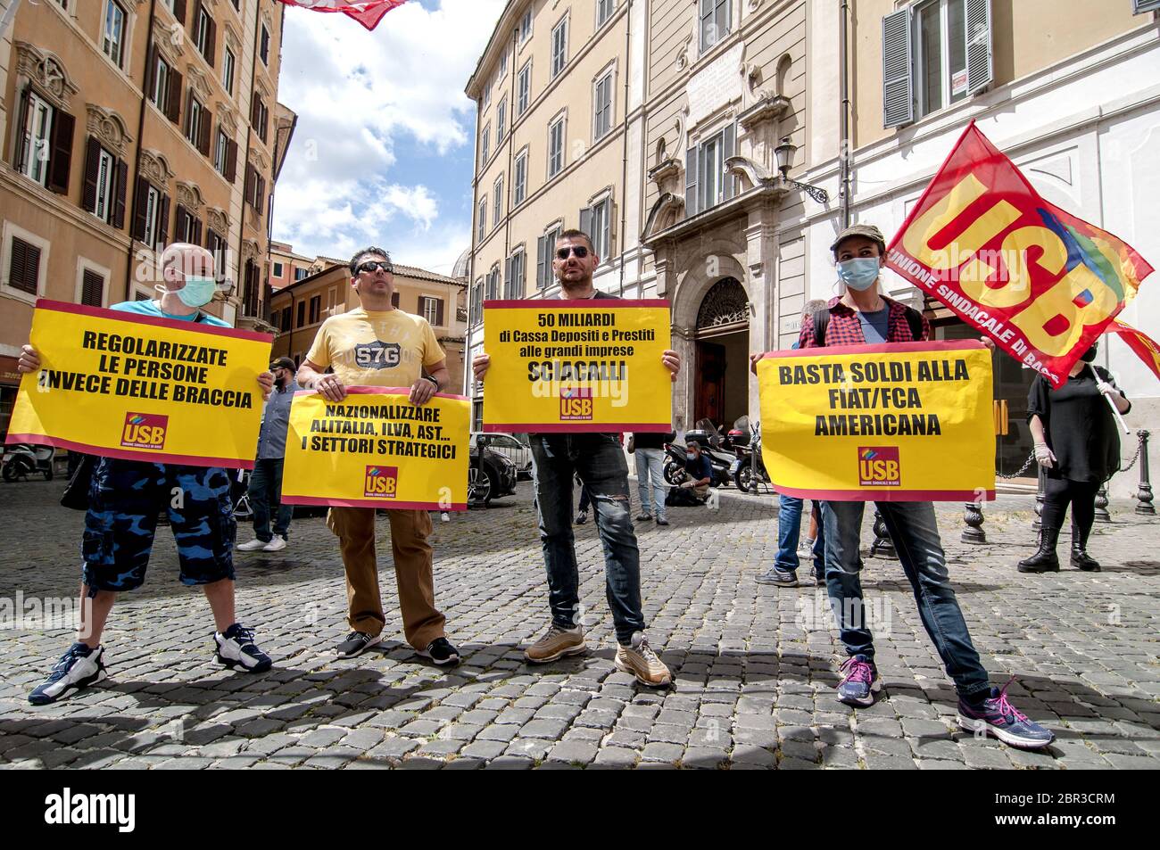 Protest in Rom vor der Abgeordnetenkammer, die 50 Jahre nach dem Arbeiterstatut der Basisgewerkschaft USB (Unione Sindacale di Base) organisiert wurde: "Lasst uns die Rechte erhöhen!", steht auf dem Banner der Organisatoren, die gegen den neuen Sozialpakt auf die Straße gehen, Für Gesundheit und Sicherheit, für Löhne und garantiertes Einkommen für alle und für alle, für die Reduzierung der Arbeitszeit für die gleichen Löhne, für Verstaatlichung und allgemeines Wohlergehen (Foto: Patrizia Cortellessa/Pacific Press/Sipa USA) Stockfoto