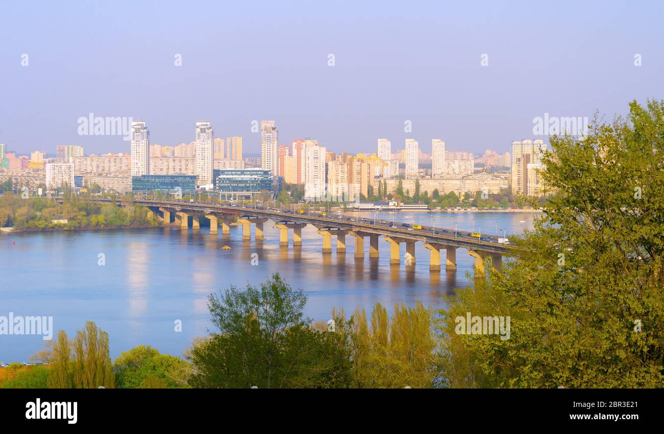 Blick über den Fluss Dnjepr, Paton Brücke und links Bank von Kiew. Die Ukraine Stockfoto