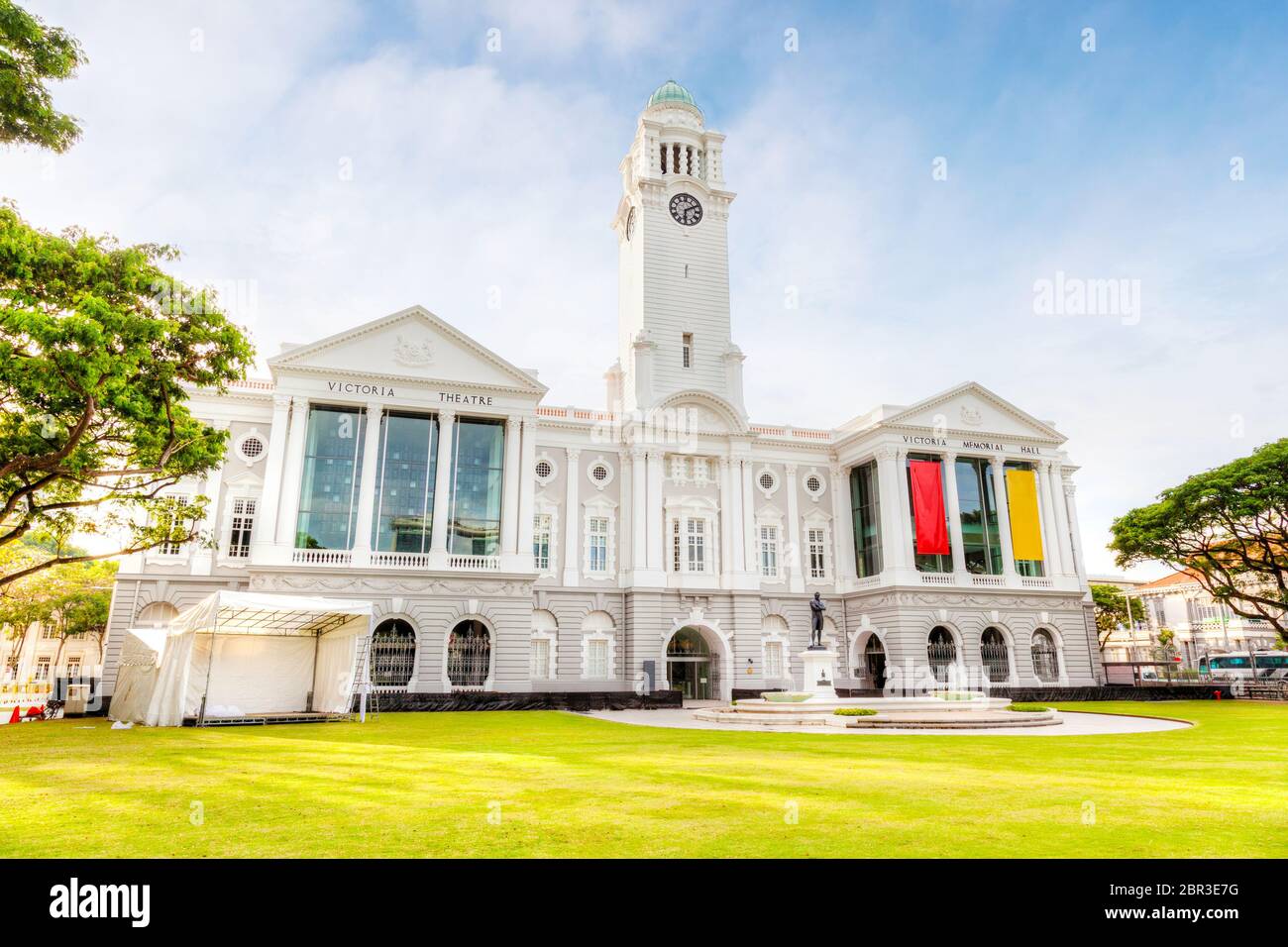 Singapurs historisches Victoria Theatre und Memorial Hall begann 1862 als Rathaus. 1901 wurde ein zweiter öffentlicher Konzertsaal daneben gebaut Stockfoto