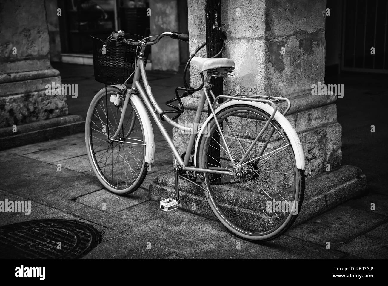 Altes Fahrrad in der Stadt, den ökologischen Verkehr durch die Stadt Stockfoto