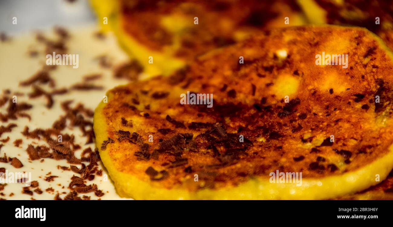 Käsekuchen mit saurer Sahne und Schokolade Chips auf einer Platte. Stockfoto