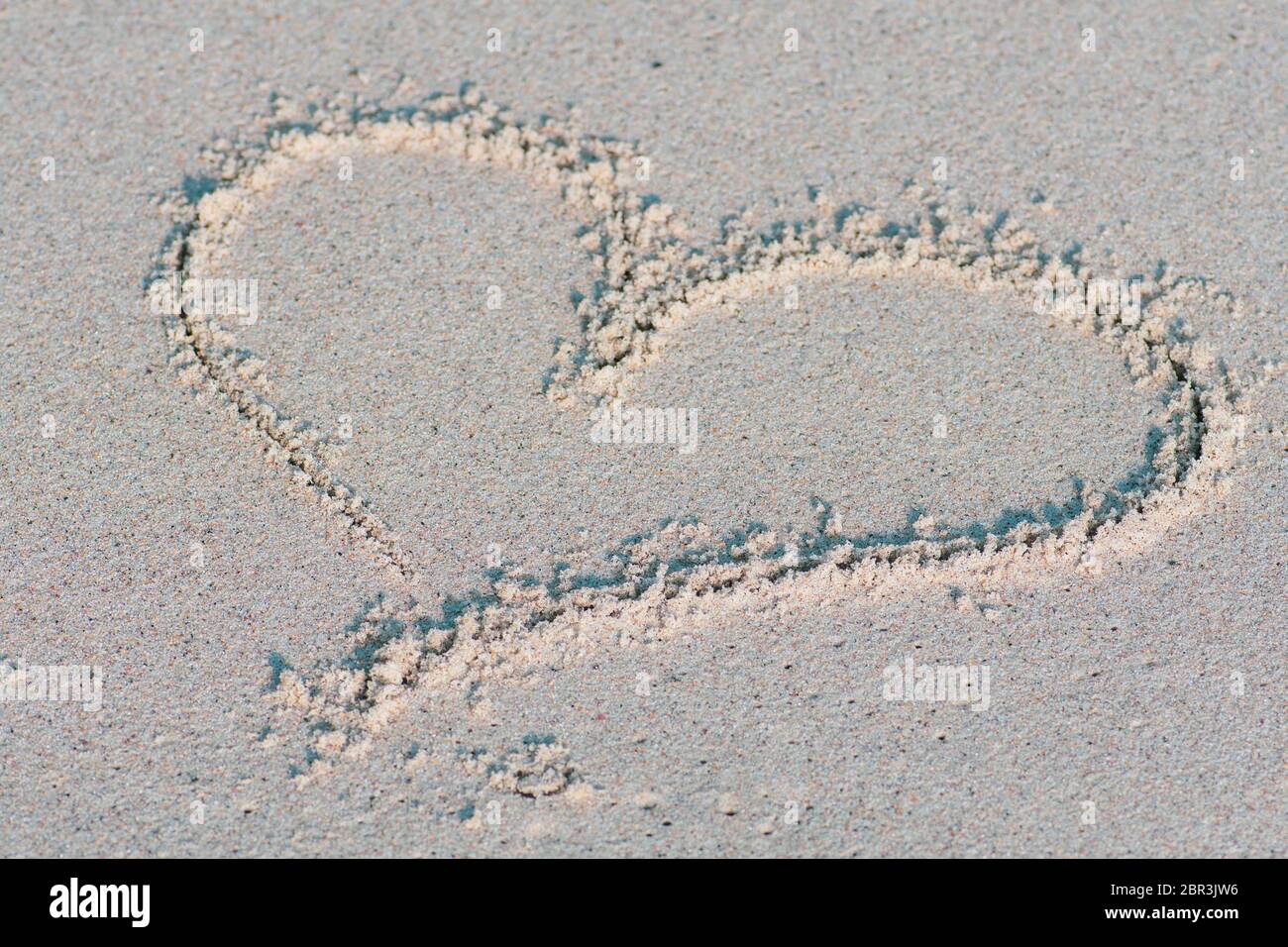 Herz auf den Sand gezogen. Liebe, Sommer und Urlaub Konzept Stockfoto
