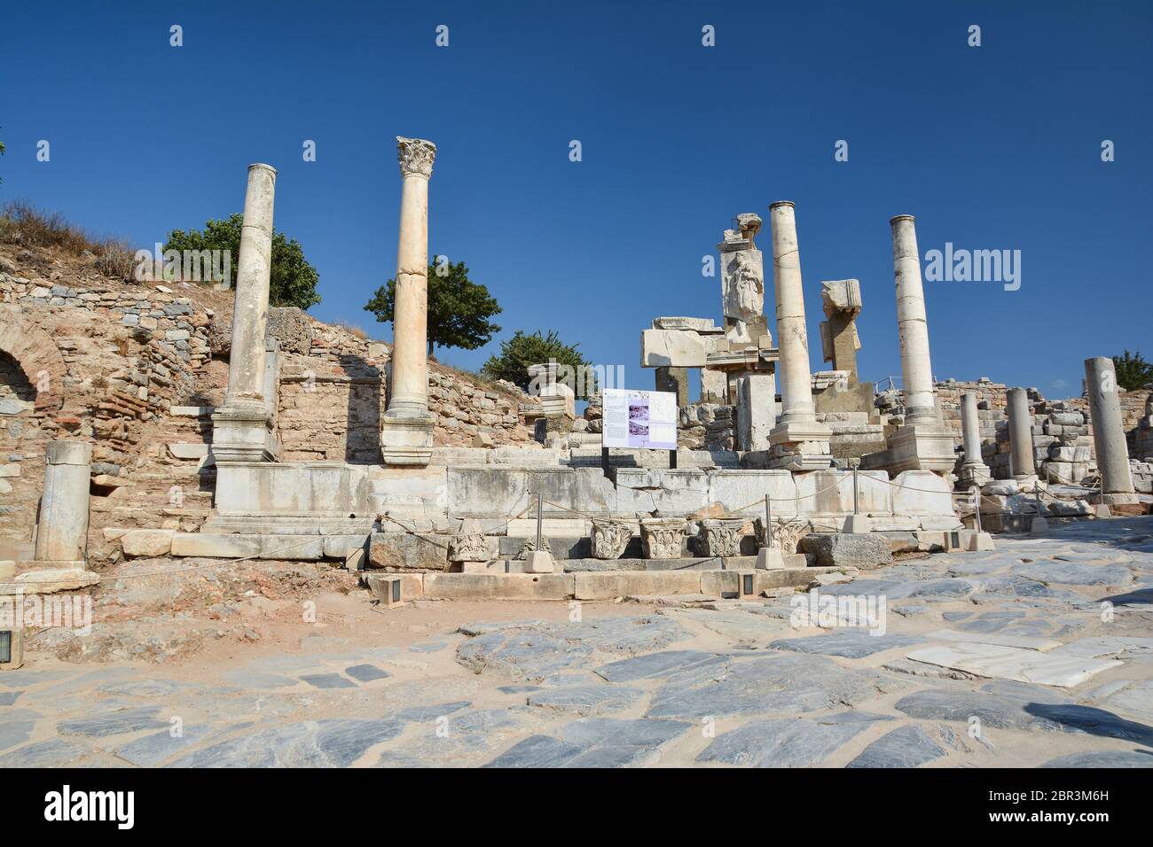 Die Ruinen der antiken Stadt Ephesus in der Türkei. Memmius Monument. Stockfoto