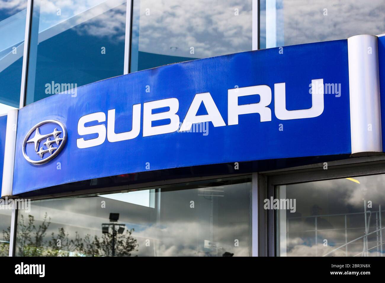 Firmenlogo für Subaru-Autos und -Fahrzeuge, außerhalb eines Autosalons, Ayr, Großbritannien Stockfoto