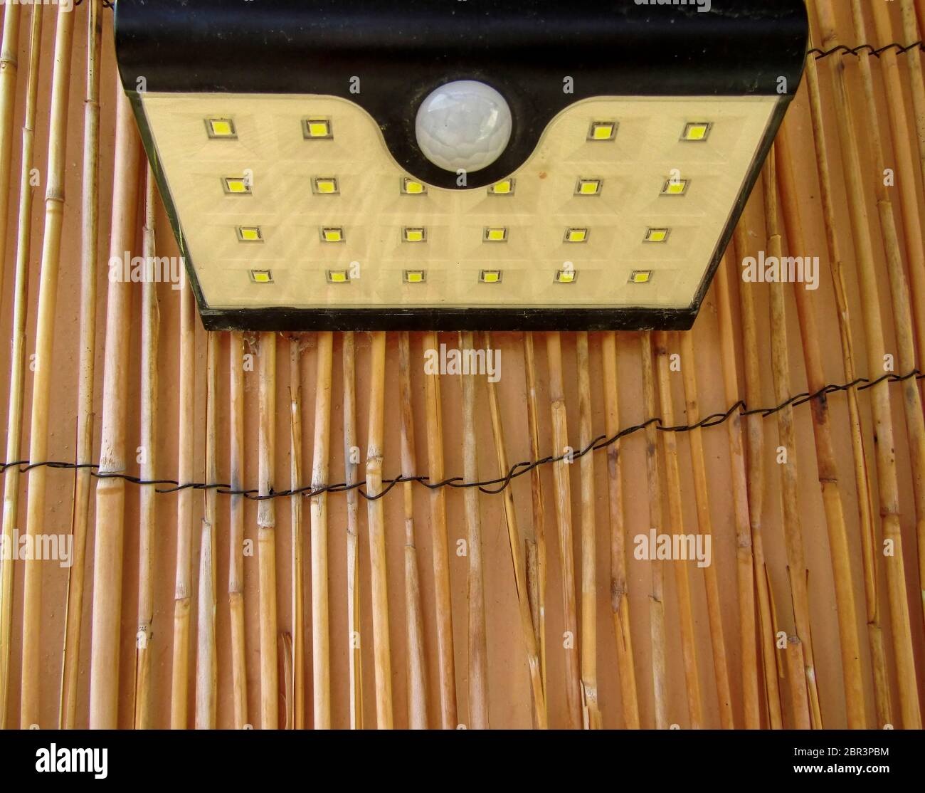 Bewegungsempfindliche LED-Sicherheitsleuchte an der Wand befestigt. Kreta, Griechenland Stockfoto