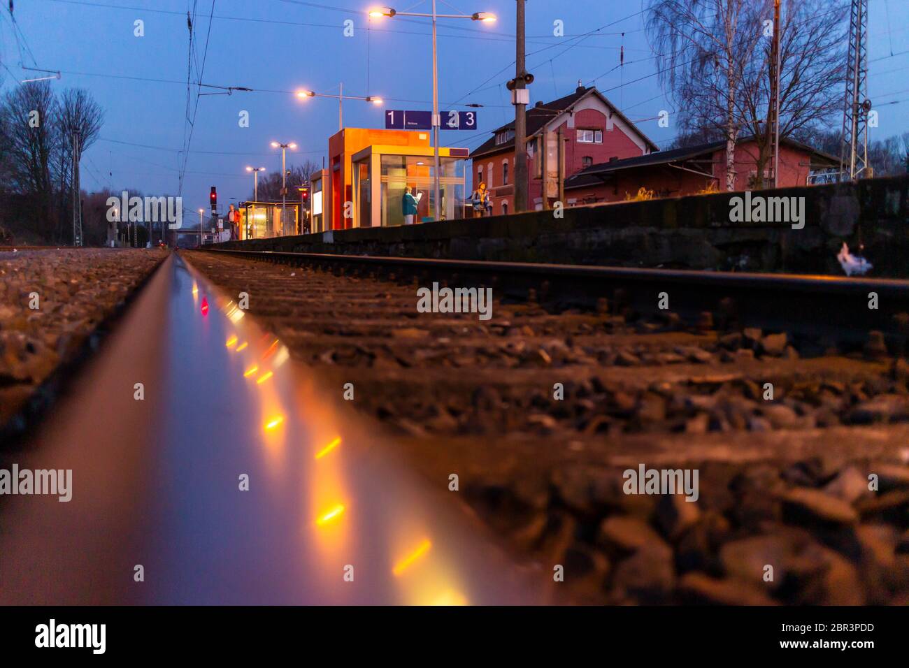 Bahnhof Rommerskirchen nach Sonnenuntergang, Deutschland Stockfoto