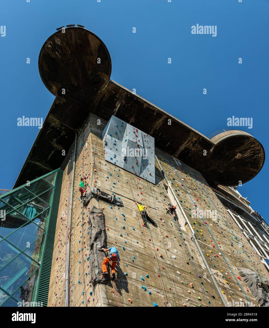 Klettern an der großen künstlichen Wand am Seaquarium, ehemaliger  Luftverteidigungsturm im 2. Weltkrieg, jetzt Dorado für Kletterer, Wien,  Österreich Stockfotografie - Alamy