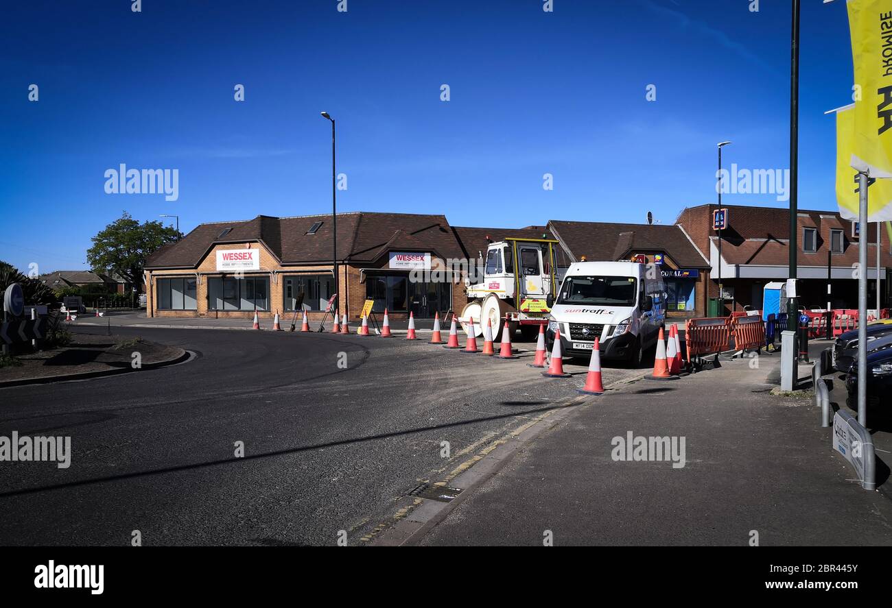Poole, Großbritannien. Mai 2020. Bournemouth, Großbritannien. Mittwoch, 20. Mai 2020. Die Wallisdown Road ist wegen Reparaturen und Instandsetzung geschlossen. Die Straße ist eine große Durchgangsstraße zwischen Bournemouth und Poole. Kredit: Thomas Faull/Alamy Live News Stockfoto