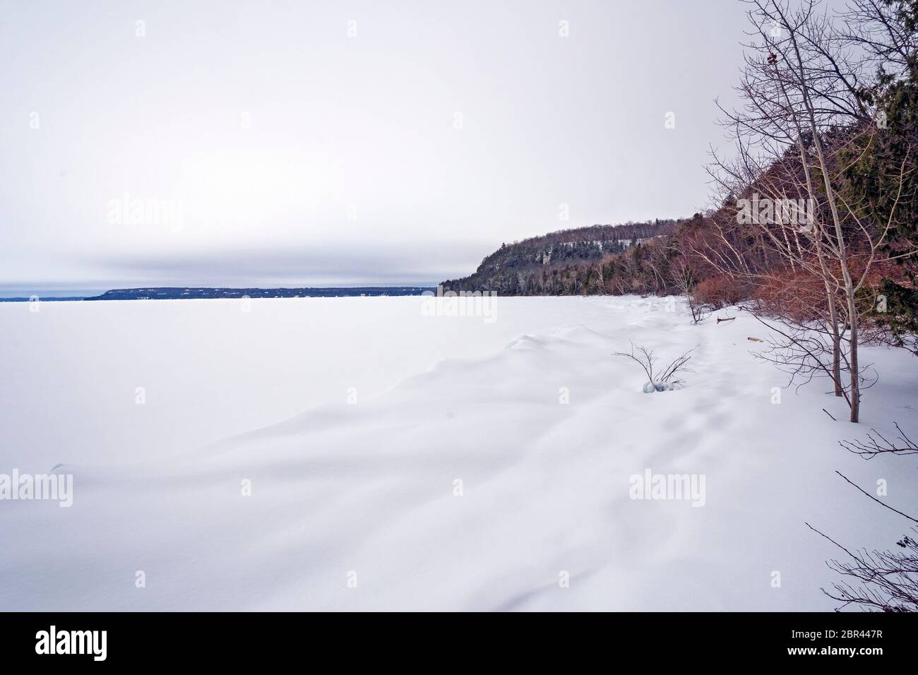 Im Winter auf einem Zugefrorenen Bucht in der Region der Großen Seen auf Lkae Michigan im Peninsula State Park in Wisconson Stockfoto