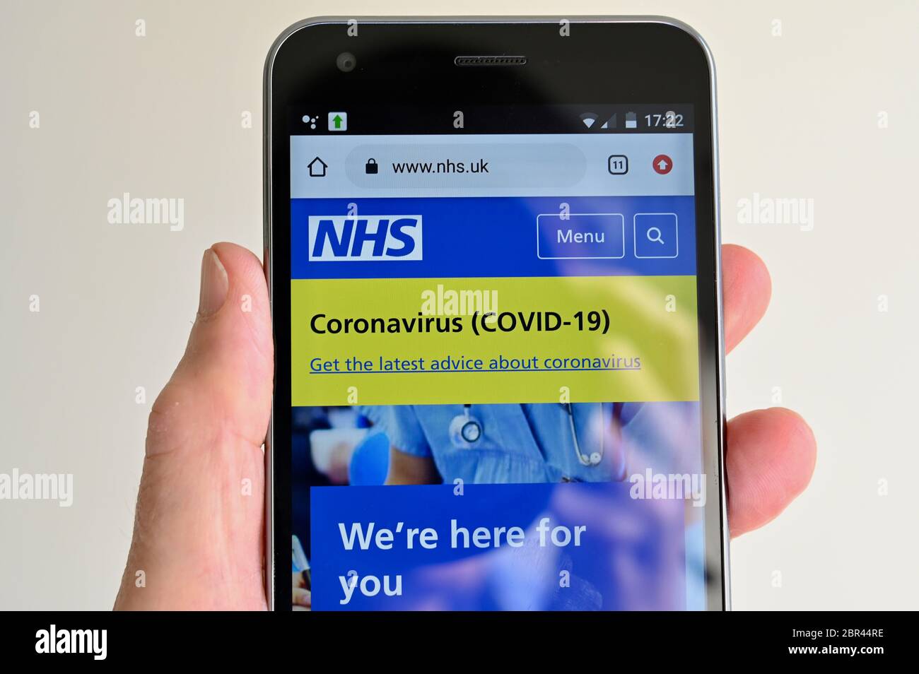 NHS Coronavirus (COVID-19) Webseite auf einem Mobiltelefon angezeigt. Stockfoto