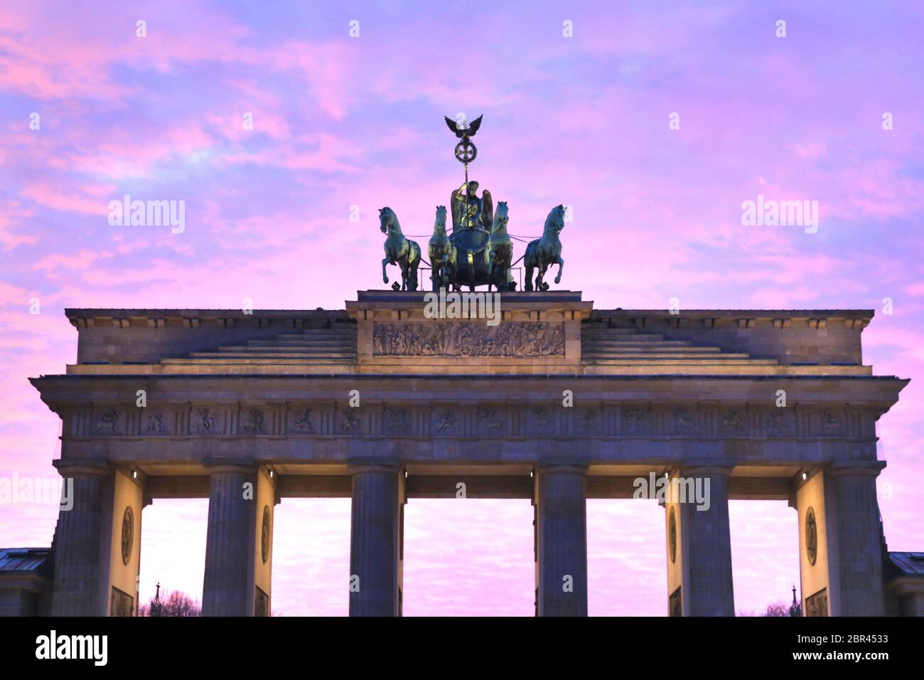 Das Brandenburger Tor ist ein Wahrzeichen in Berlin Stockfoto