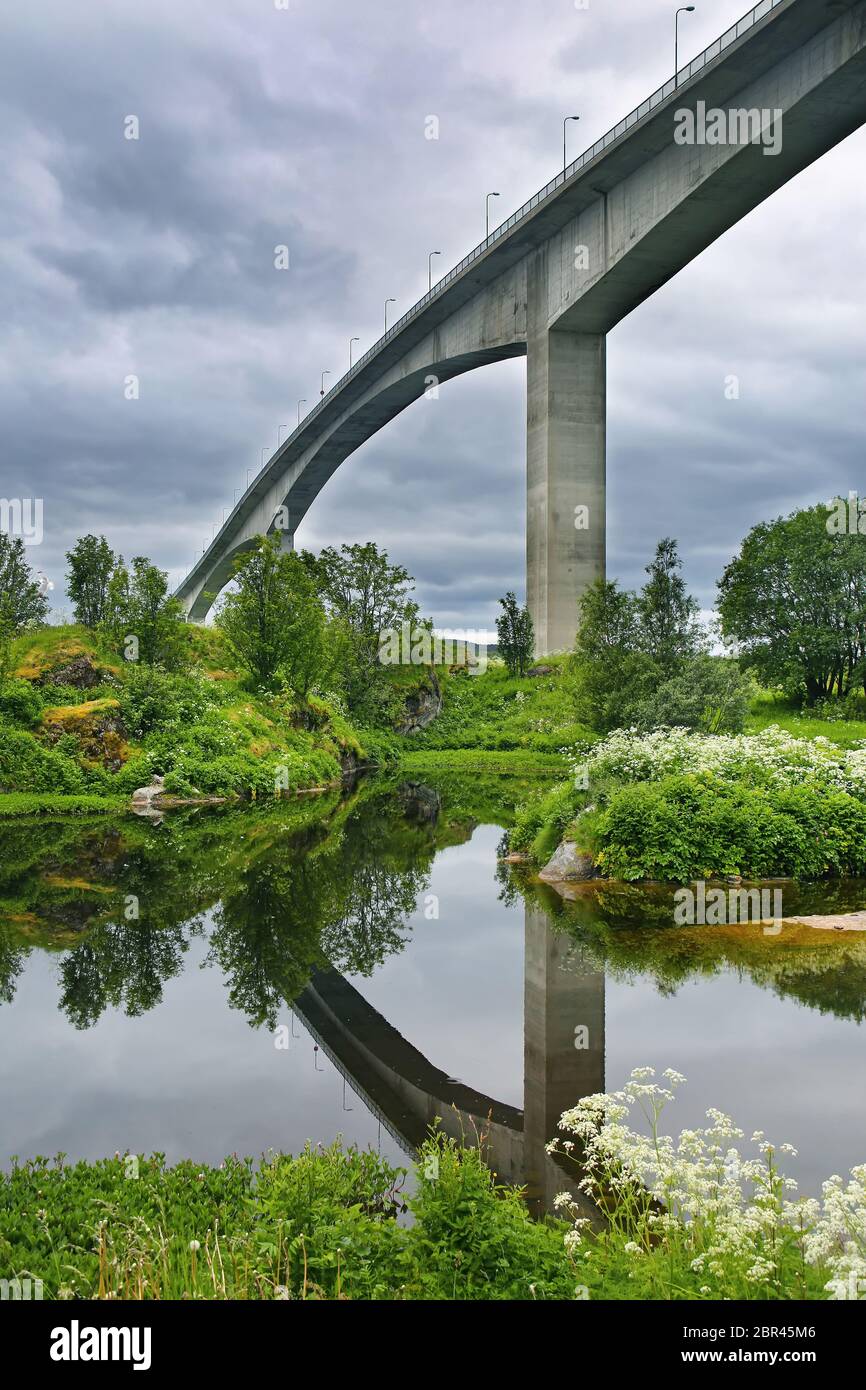 Saltstraumen Brücke ist eine Freischwinger-Brücke, die die Saltstraumen Straße zwischen den Inseln Knaplundsoya und Straumoya in Bodo, Norwegen, überquert. Stockfoto