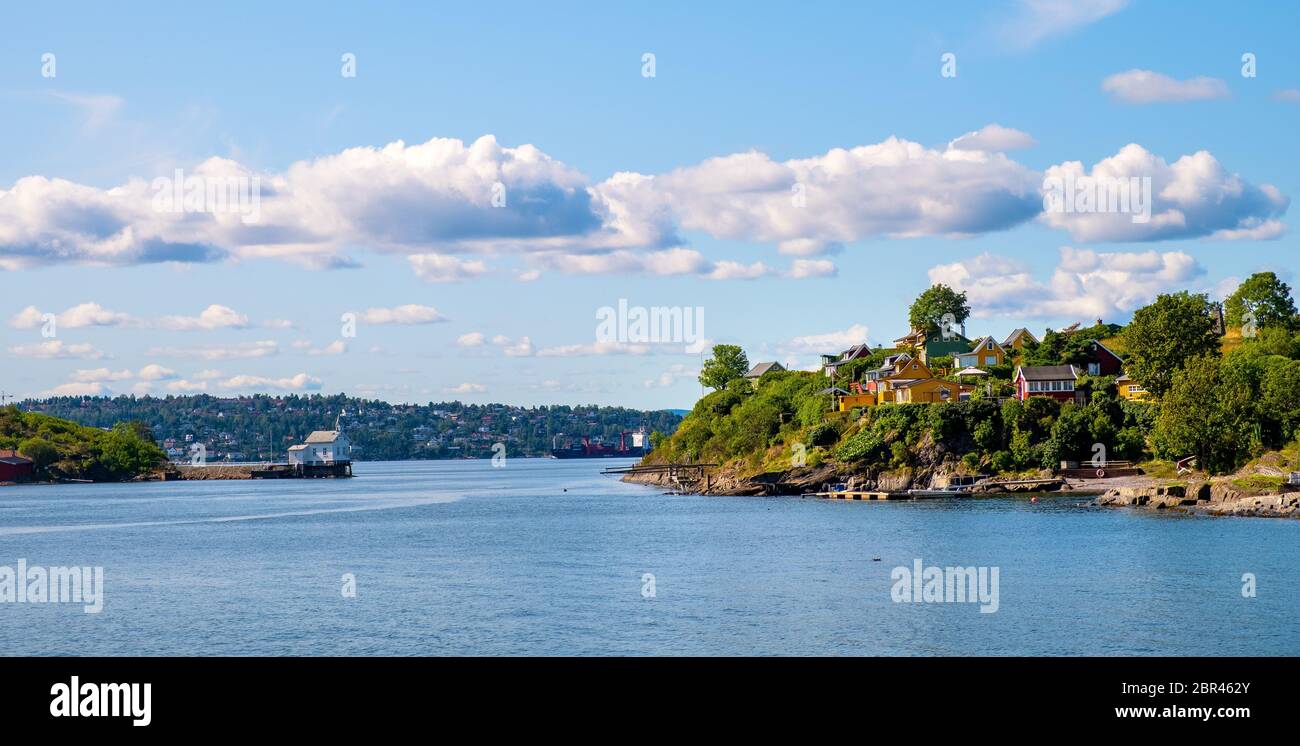 Oslo, Ostlandet / Norwegen - 2019/09/02: Panoramablick auf die Insel Lindoya am Oslofjord Hafen mit Sommerhäusern am Ufer im Frühherbst Stockfoto