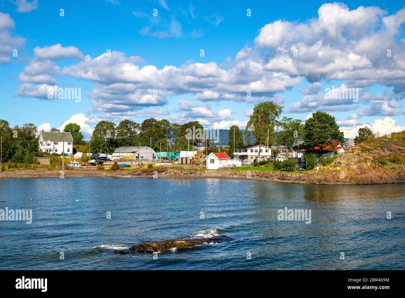 Oslo, Ostlandet / Norwegen - 2019/09/02: Panoramablick auf Lindoya Insel am Oslofjord Hafen mit Lindoya Ost Marina und Sommerhäusern Stockfoto