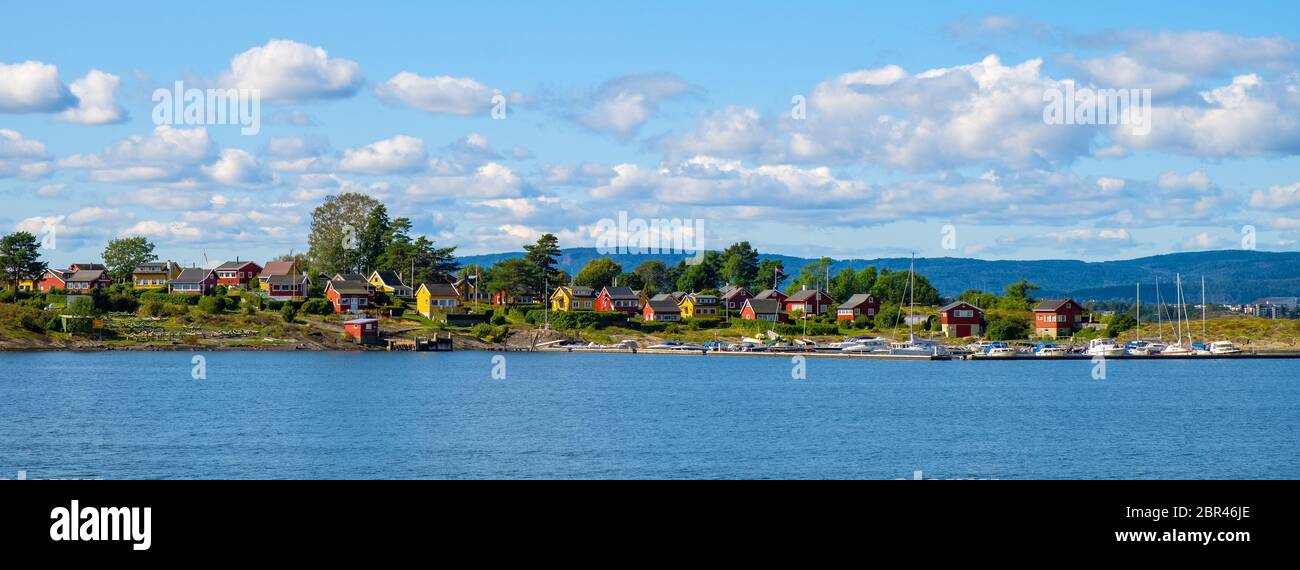 Oslo, Ostlandet / Norwegen - 2019/09/02: Panoramablick auf die Insel Nakholmen am Oslofjord Hafen mit Jachthafen und Sommerhäusern am Ufer Stockfoto