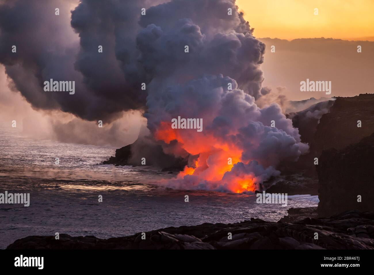 Lava, die von der East Rift Zone in Puna, Hawaii, USA in den Pazifik fließt. April 2017. Stockfoto