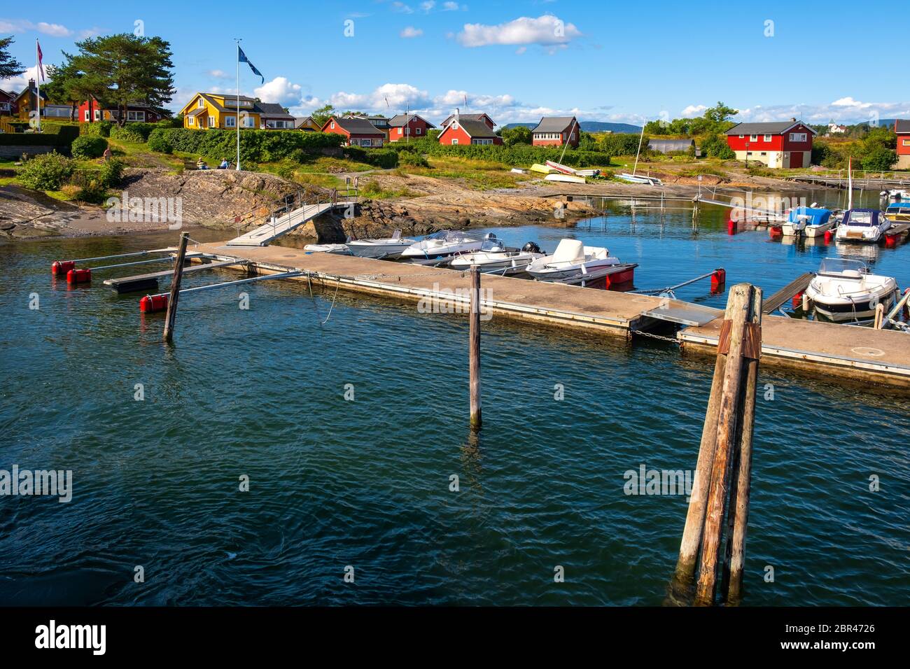 Oslo, Ostlandet / Norwegen - 2019/09/02: Panoramablick auf Lindoya Insel am Oslofjord Hafen mit Lindoya Vest Marina und Sommerhäuser am Ufer Stockfoto