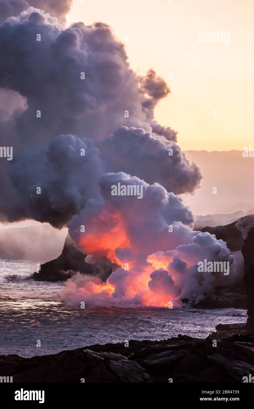 Lava, die von der East Rift Zone in Puna, Hawaii, USA in den Pazifik fließt. April 2017. Stockfoto